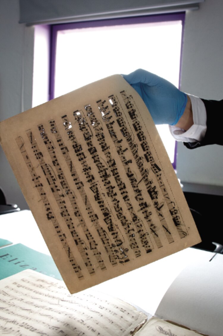 La tinta está dañando el histórico archivo que forma parte del legado musical de México.