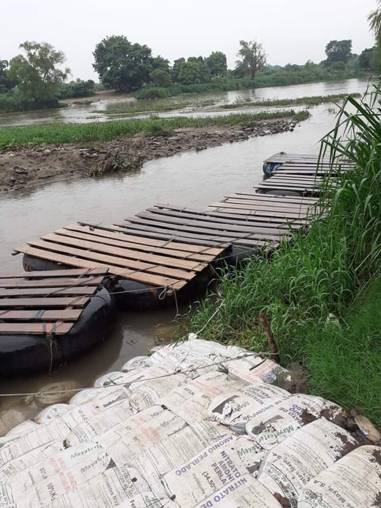 En Guatemala alistan balsas para atravesar el Río Suchiate e ingresar a Chiapas.