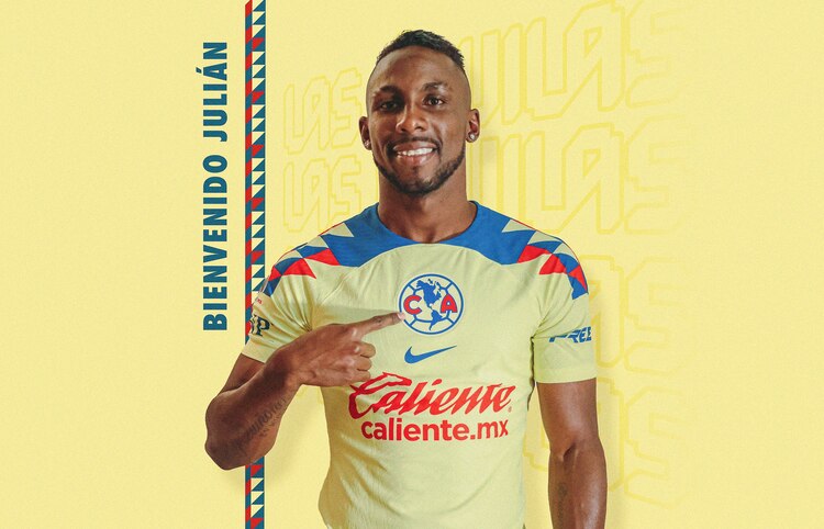 Julián Quiñoñes posa con la playera del América