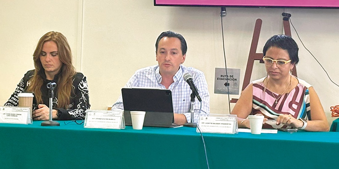 El diputado Andrés Atayde, ayer, durante la conferencia sobre cuidados.