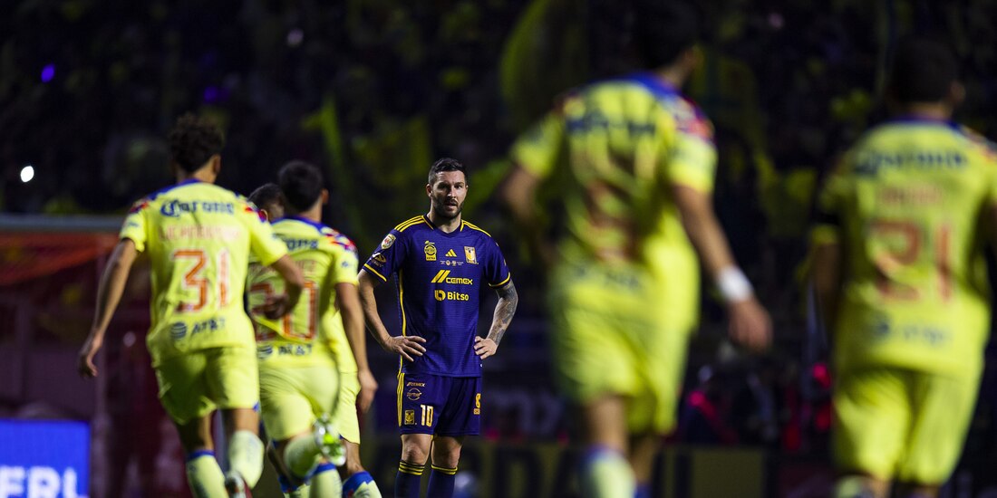 Gignac observa cómo los jugadores del América celebran el último título del campeonado pasado.
