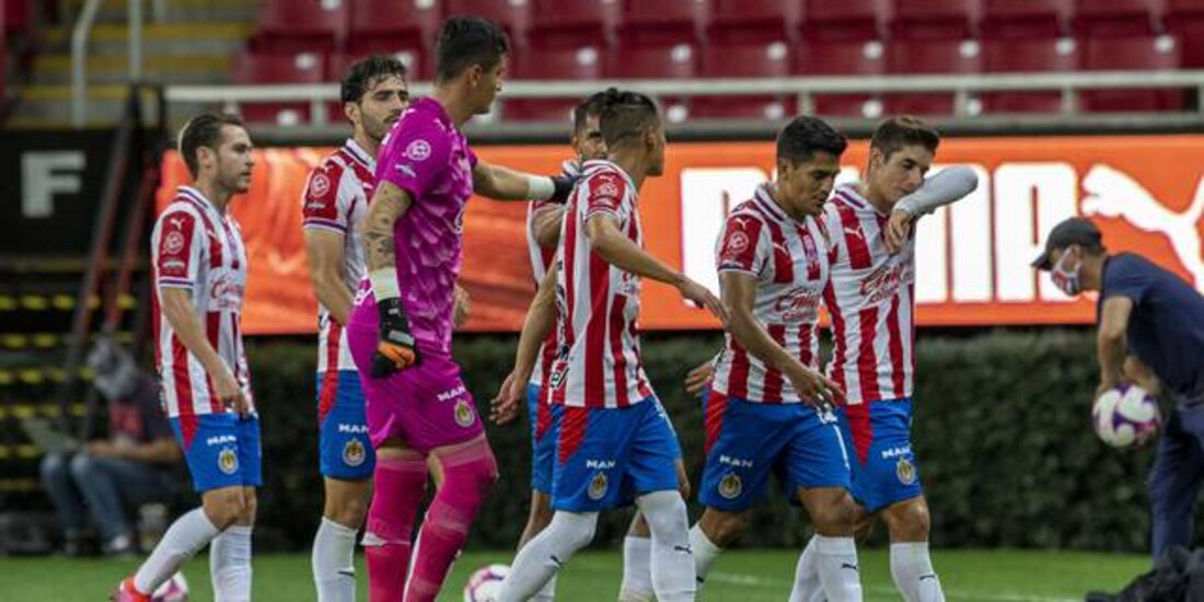 Futbolista de Chivas después de un juego en el Torneo Guard1anes 2021 de la Liga MX.