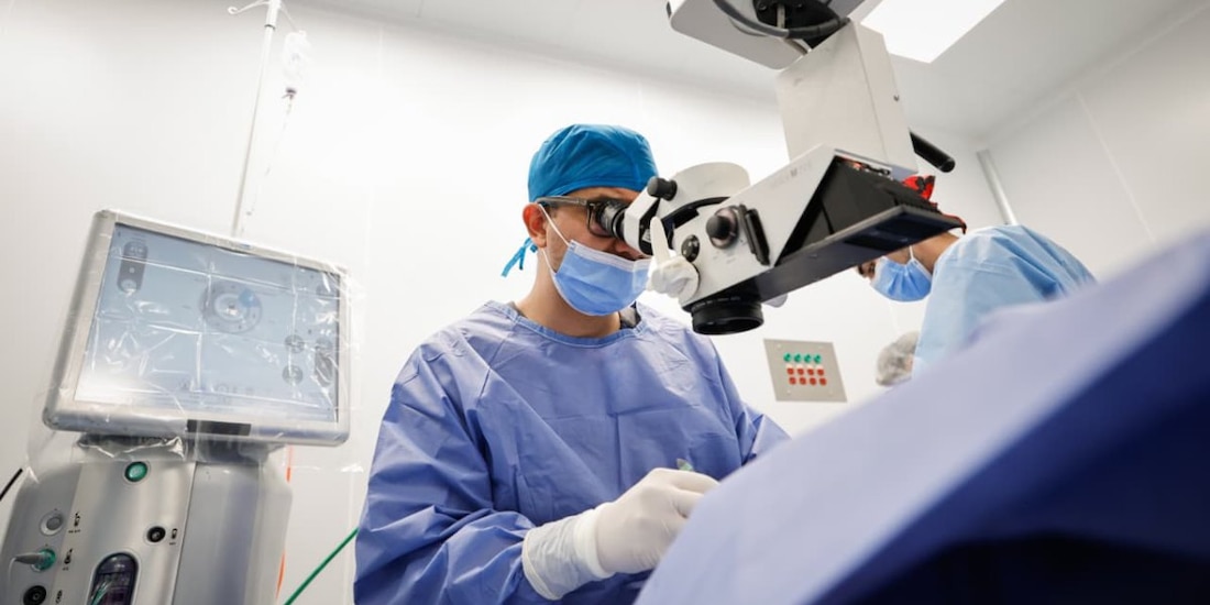 Médicos especialistas del Hospital Regional de Alta Especialidad de la zona costera coordinaron las intervenciones para abatir el rezago en oftalmología.