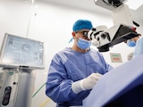 Médicos especialistas del Hospital Regional de Alta Especialidad de la zona costera coordinaron las intervenciones para abatir el rezago en oftalmología.