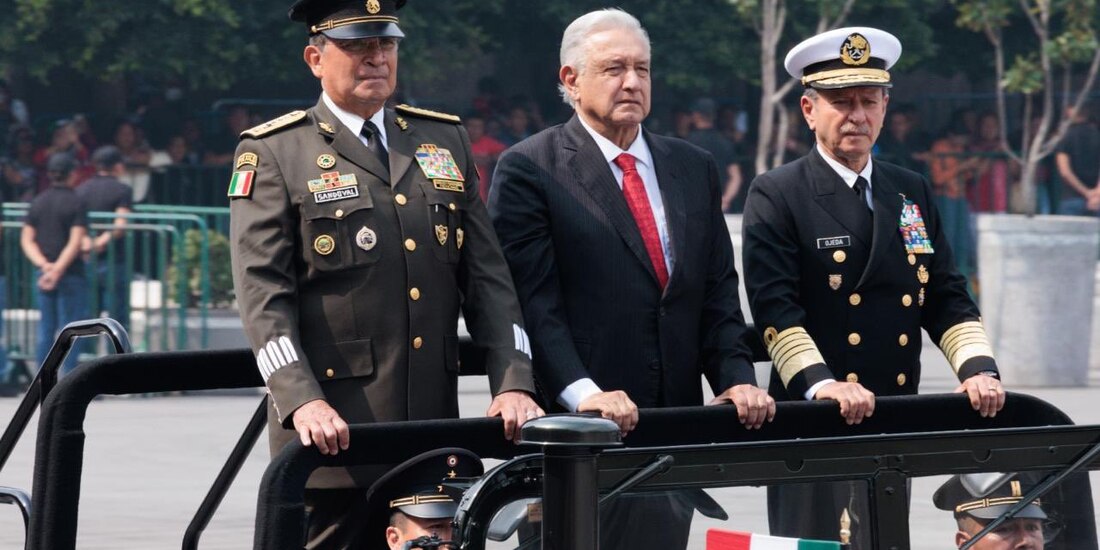 AMLO junto a los secretarios de Defensa (izquierda) y Marina (derecha).