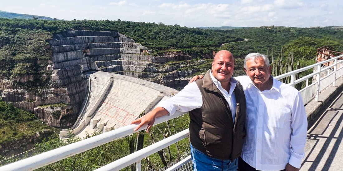 El presidente López Obrador recorrió la presa acompañado del gobernador de Jalisco, Enrique Alfaro, ayer.
