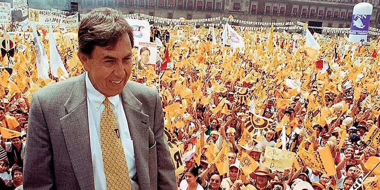 En la imagen, Cuauhtémoc Cárdenas en el Zócalo capitalino, durante la campaña presidencial del año 2000.