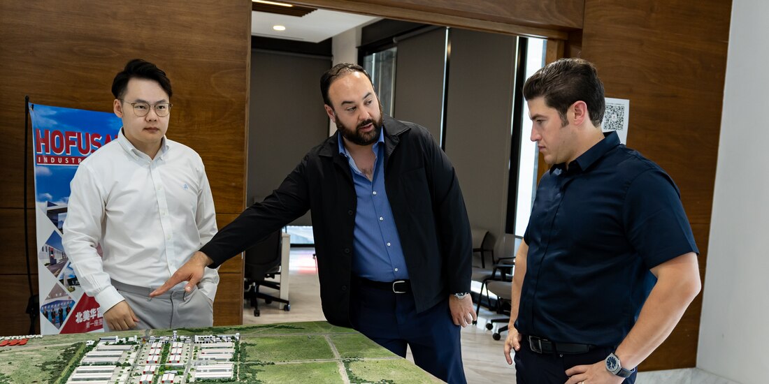 El gobernador Samuel García, a la derecha, conoció los planes de expansión de Hofusan Industrial Park.