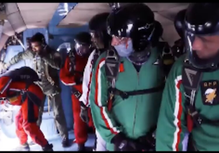 Evoluciones aéreas durante el desfile