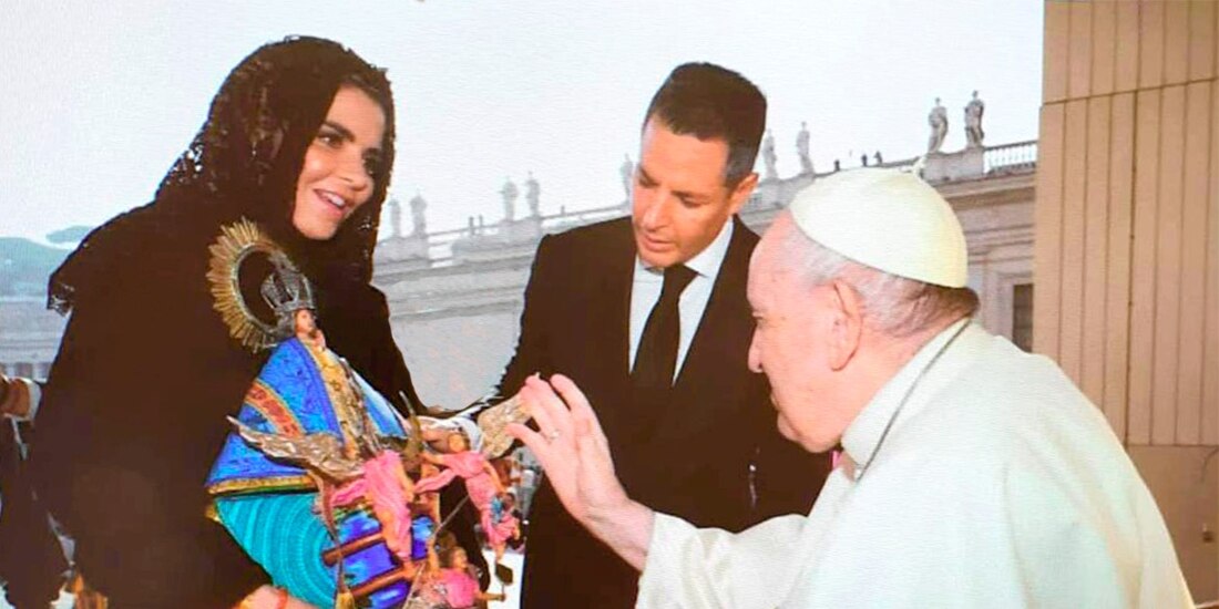 Alejandro Murat, Gobernador de Oaxaca, acompañado de su esposa Ivette Morán, invitaron al Sumo Pontifice a conocer la entidad.