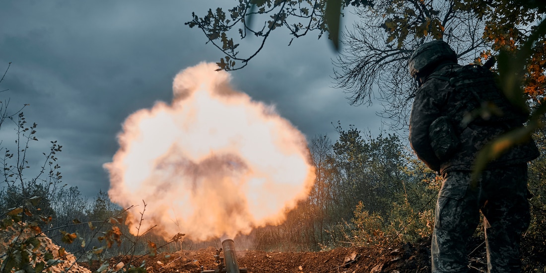 Soldados ucranianos atacan posiciones rusas el viernes 21 de octubre de 2022, en la región de Donetsk, Ucrania.