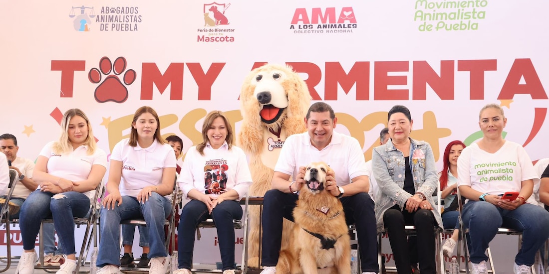 Alejandro Armenta, junto a su familia, firma la "Agenda Animalista" en el Tomy Armenta Fest 2024.