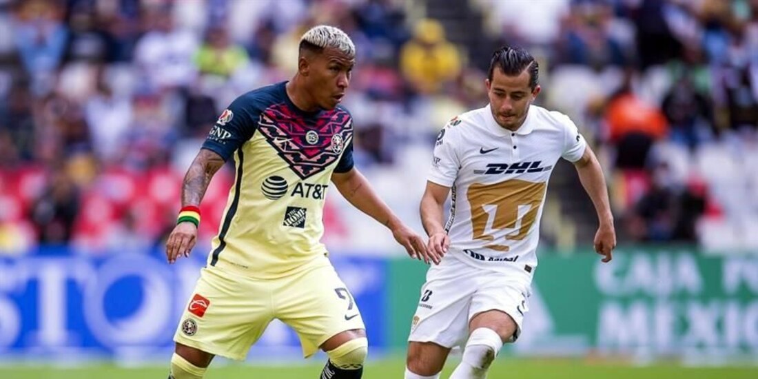 Roger Martínez, del América, y Alan Mozo, de Pumas, durante el clásico capitalino más reciente, el pasado 3 de octubre en la Jornada 12 del Apertura 2021.