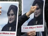 Disidentes del régimen iraní protestan con fotos de Mahsa Amini en el extranjero, el año pasado.
