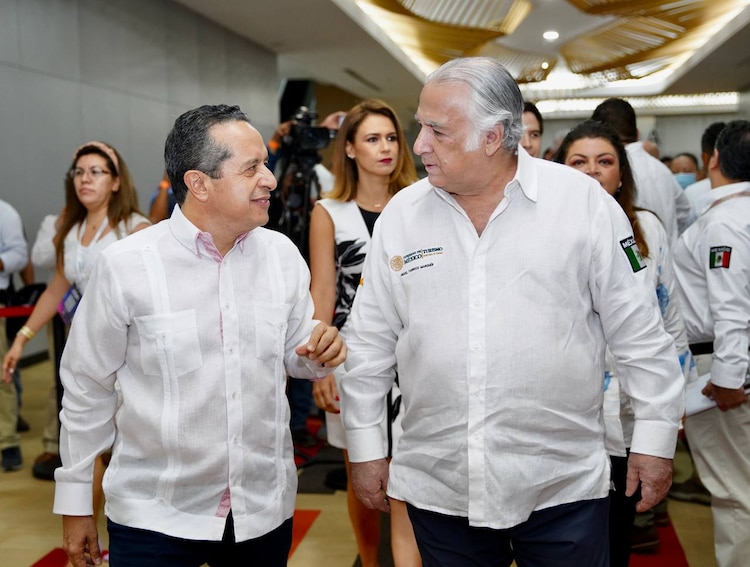 Gobernador Carlos Joaquín, durante la Expo Inmobiliaria Quintana Roo "Cancún Investment Summit 2022" que por primera vez se unió a la Expo de Construcción Deconarq 2022