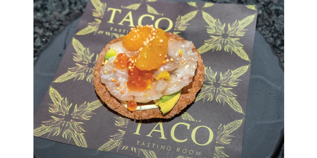 Tostada de kampachi, ikura y mandarina.