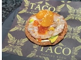 Tostada de kampachi, ikura y mandarina.