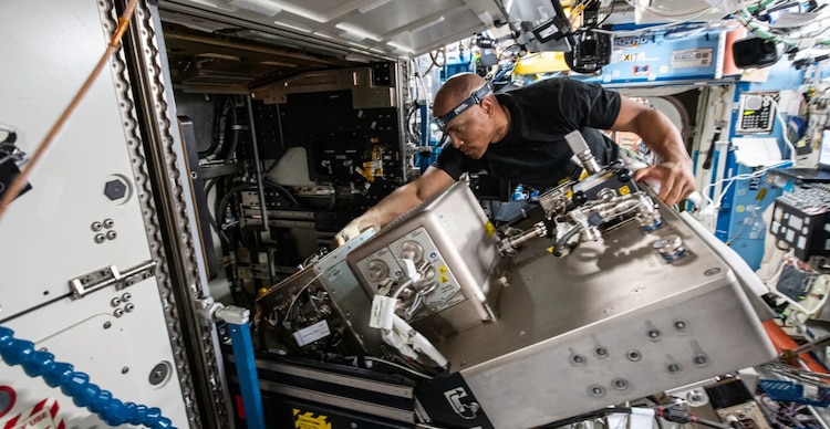 Victor J. Glover reemplazando componentes dentro del módulo de laboratorio Destiny de la NASA