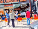 Mujer pierde el control de su auto y se estrella en el muro de cristal de una pizzería; se desconoce si hubo lesionados