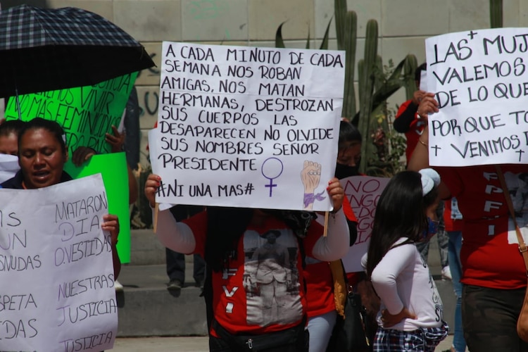 Colocaron zapatillas, vestidos y cruces como memorial para las víctimas de feminicidio.