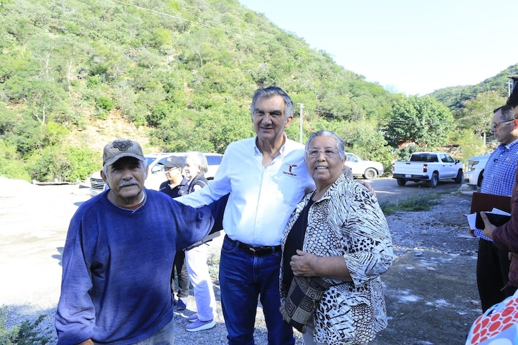 Al centro, el gobernador de Tamaulipas, Américo Villarreal.