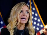 La secretaria de prensa de la Casa Blanca, Kayleigh McEnany, habla durante una conferencia de prensa