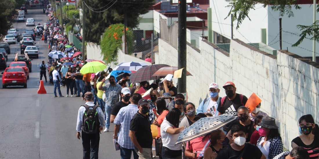 Un joven se quedó a dormir para ser el primero en la fila para la vacuna, y se llevó sorpresa