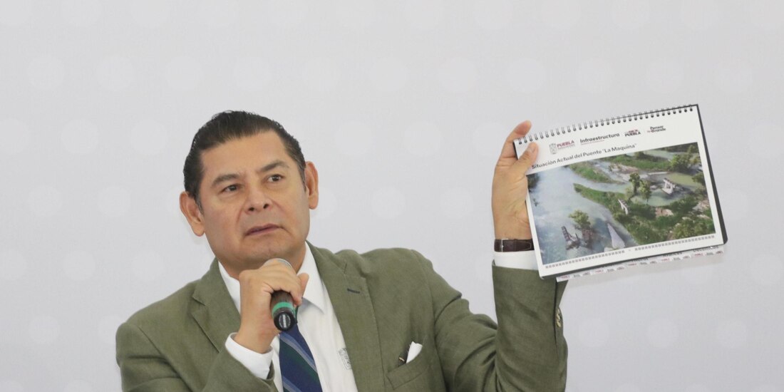 El Gobernador constitucional de Puebla, Alejandro Armenta.