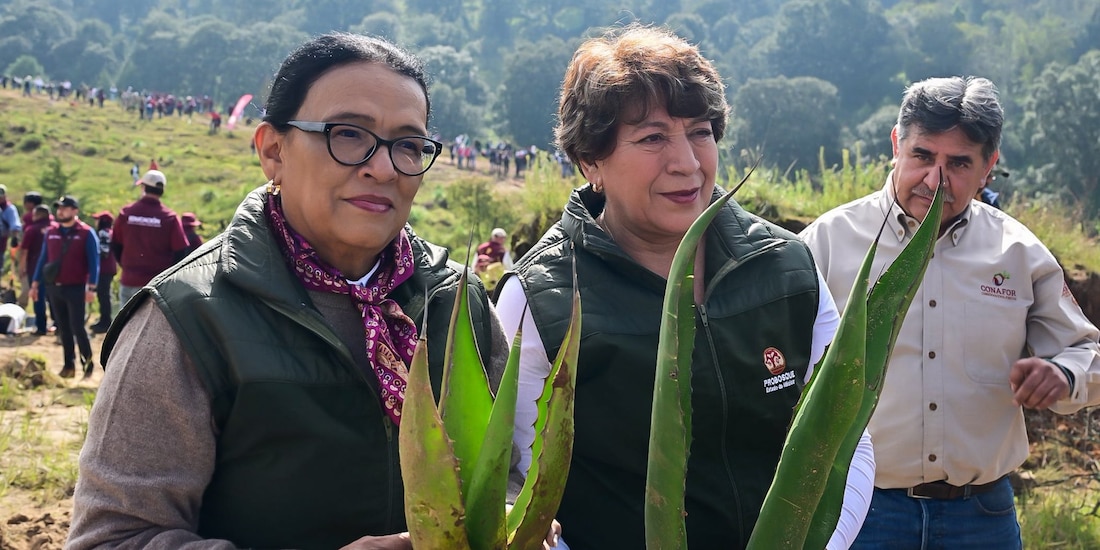 Rosa Icela Rodríguez, titular de la Segob (izq.), y Delfina Gómez, gobernadora de Edomex (der.) durante su participación en la Jornada Nacional de Reforestación.