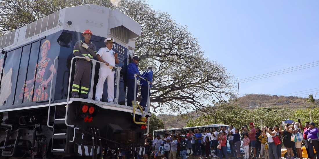Pobladores observan el arranque del primer tren de pasajeros y carga que operó el 22 de diciembre, en Oaxaca.