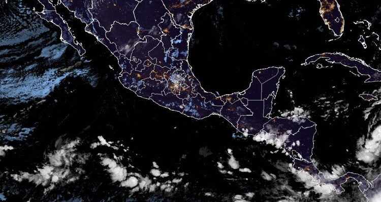Así luce la República Mexicana desde los satélites del Centro Nacional de Huracanes de EU. Foto: NHC