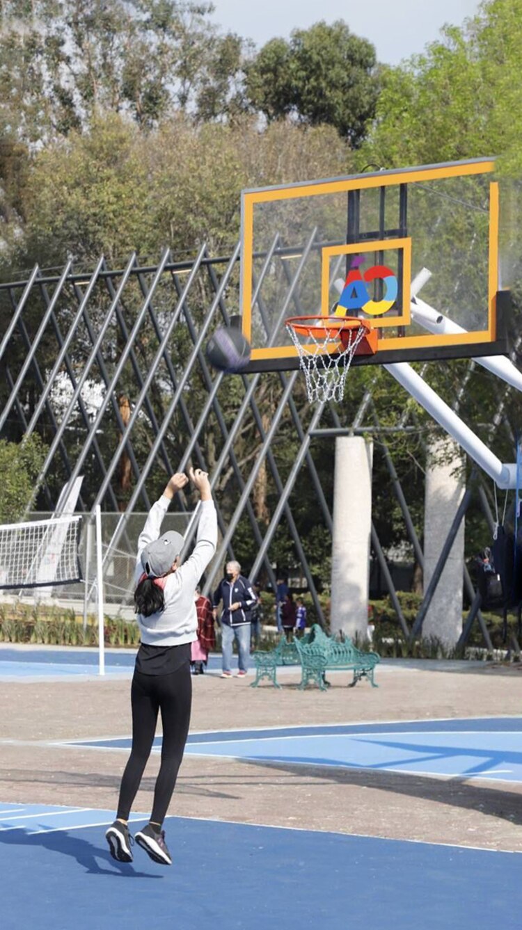 Basquetbol es una de las actividades que pueden realizarse en el Deportivo Plateros.