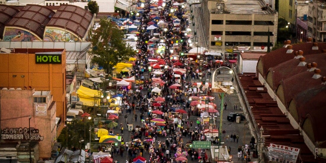 Miles acuden a mercados al aire libre (Eje 1 Norte en la foto) en busca de juguetes; imposible la sana distancia; algunos van sin cubrebocas