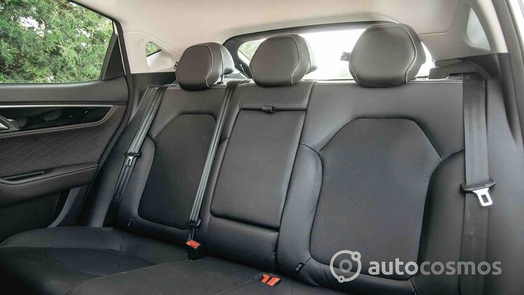 Personas de 1.77 m van cómodas en la segunda fila.