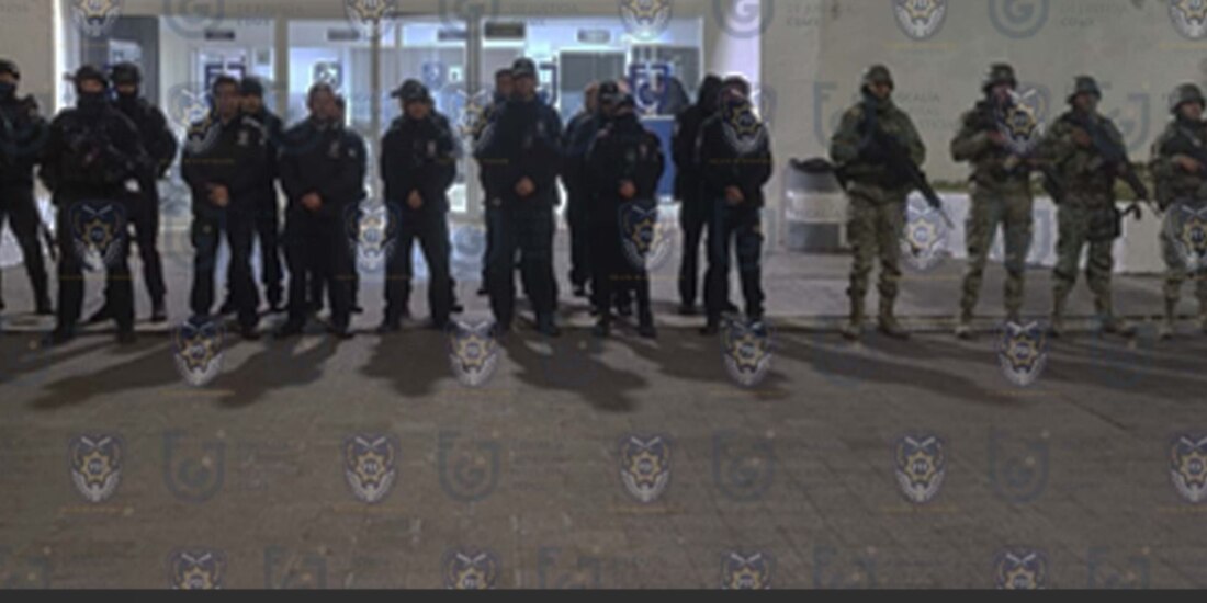 Autoridades capitalinas y federales luego de los operativos llevados a cabo en la capital, el 10 de abril.