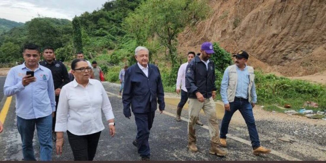 AMLO llega a Acapulco para evaluar daños por huracán 'Otis'.
