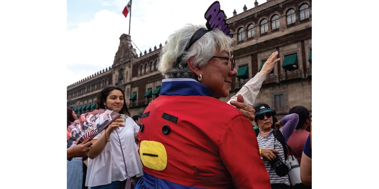 Los fanáticos llevaron carteles, afiches y fotos de sus ídolos, ayer
