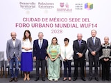 Clara Brugada, al centro, encabeza el evento "Ciudad de México: sede del World Urban Forum 2028".