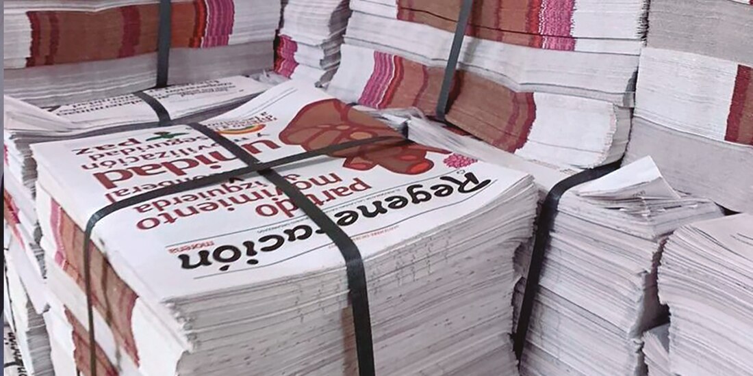 Miles de ejemplares del periódico Regeneración en un pasillos de la Cámara de Diputados, ayer.