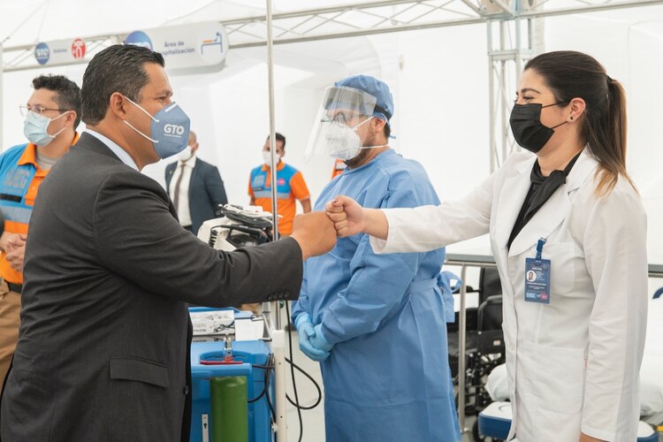 El gobernador de Guanajuato con personal médico.