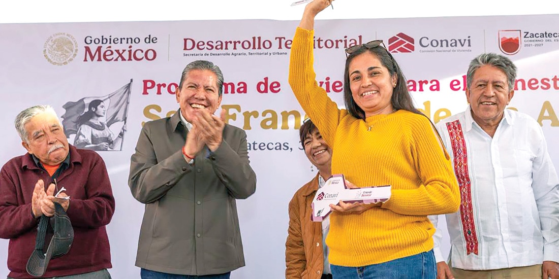 EL GOBERNADOR David Monreal (izq.), ayer, en un acto de entrega de vivienda.