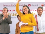 EL GOBERNADOR David Monreal (izq.), ayer, en un acto de entrega de vivienda.