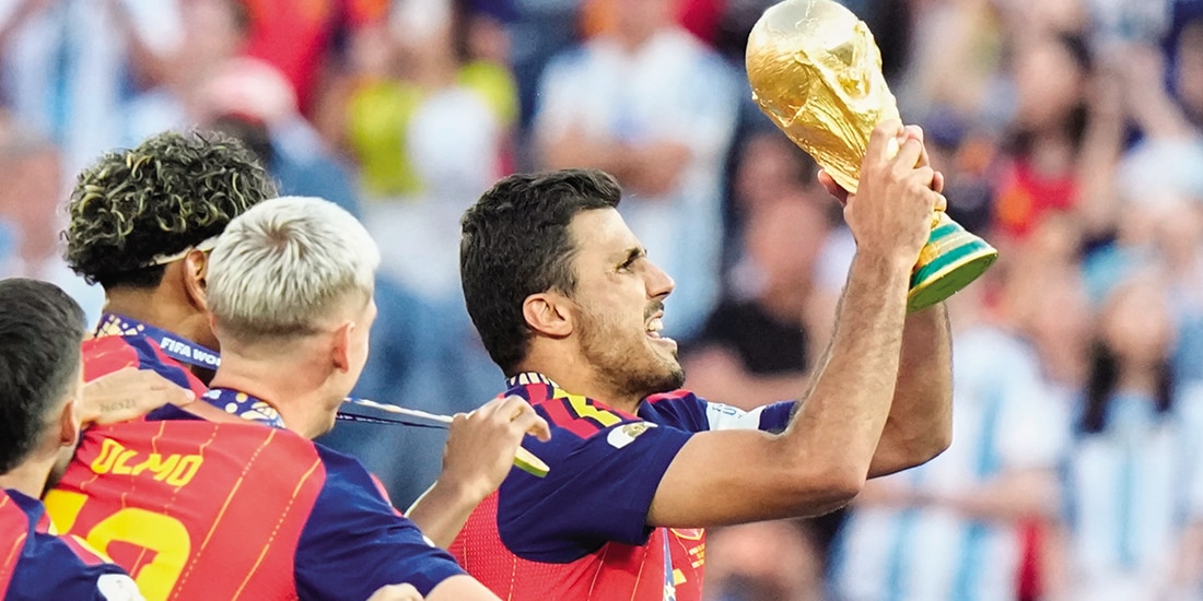 El español Rodri levanta el trofeo de campeón tras la victoria de su selección, ayer.