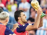 El español Rodri levanta el trofeo de campeón tras la victoria de su selección, ayer.