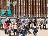 Un grupo de migrantes en intenta cruzar la frontera entre México y EU, en imagen de archivo.