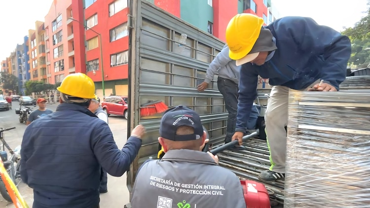 Vecinos del edificio desalojado en Paseos de Taxqueña recibieron material para el embalaje de sus pertenencias.