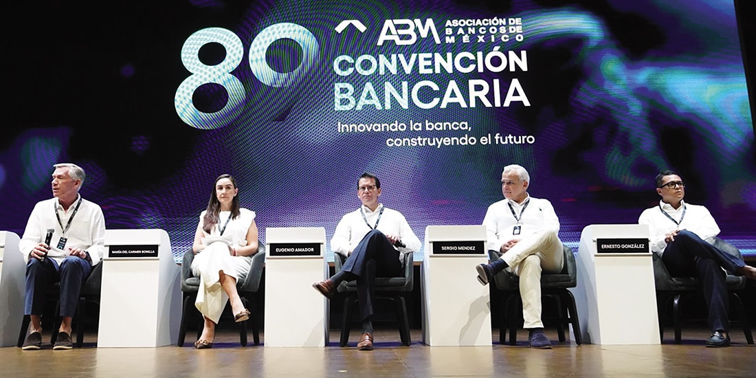 El director de finanzas de la CFE (Centro), en un panel durante la 89 Convención Bancaria, la semana pasada