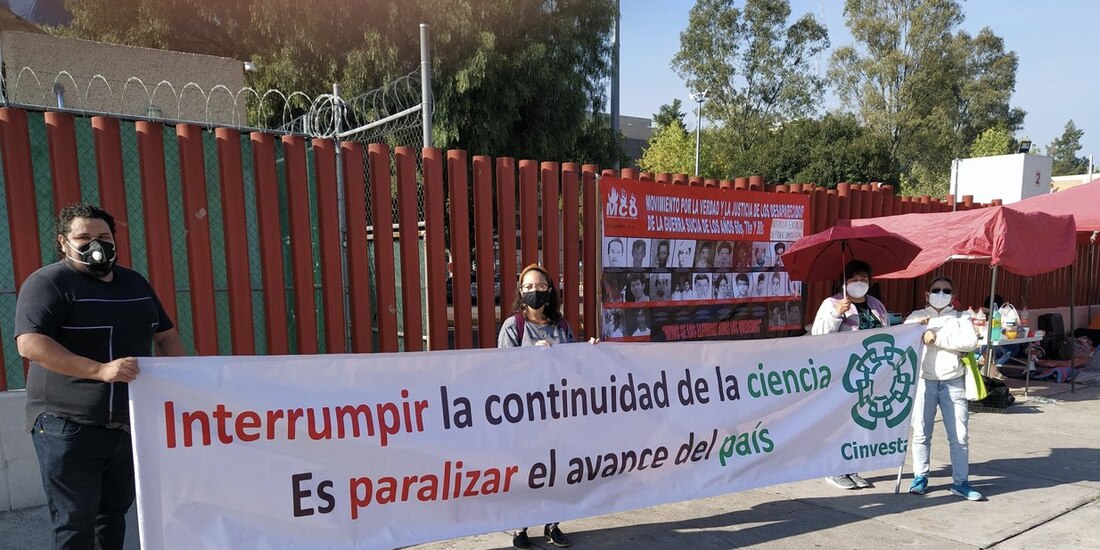Integrantes del Cinvestav protestan afuera de la Cámara baja, el pasado 6 de octubre.