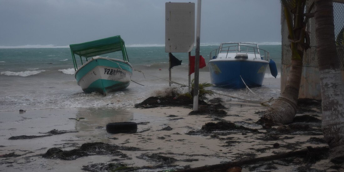Ya se dejaron sentir fuertes vientos y lluvias por la cercanía del huracán Z, el cual es categoría 1, y se prevé toque tierra en la tarde de este lunes.