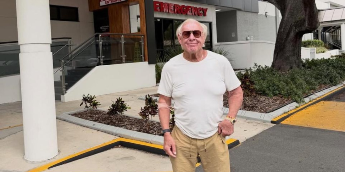Ric Flair sufrió aparatosa caída.